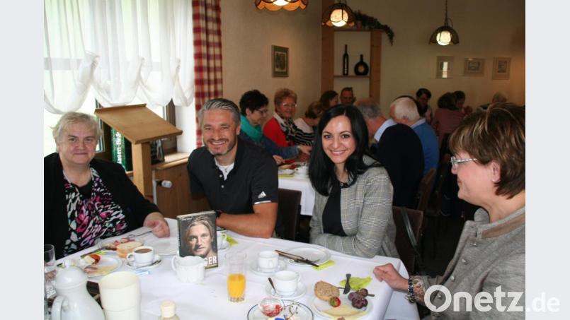 In lockerer Atmosphäre berichtet Gerd Schönfelder aus seinem Leben, in dem auch der Glaube eine große Rolle spielt. Mit im Bild (von links) Angela Burger, die Waldershofer CSU-Bürgermeisterkandidatin Margit Bayer und Christine Weidmann. Bild: fpoz