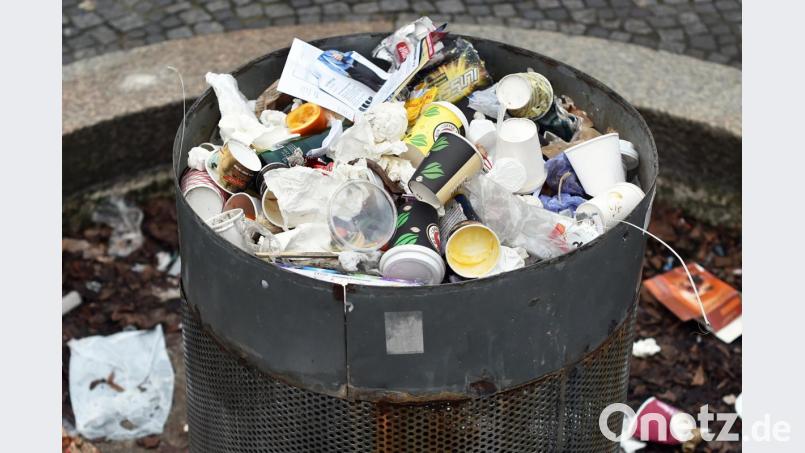 Damit muss endlich Schluss sein: 2,8 Milliarden Einweg-Becher vor allem für Kaffee verbrauchen die Deutschen im Jahr. Bild: Jens Kalaene