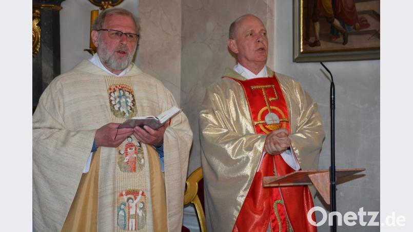 Der Würzburger Domvikar Paul Weismantel (rechts) und Pfarrseelsorger Pater Benedikt Leitmayr standen beim Resl-Gebetstag am Altar. Bild: jr
