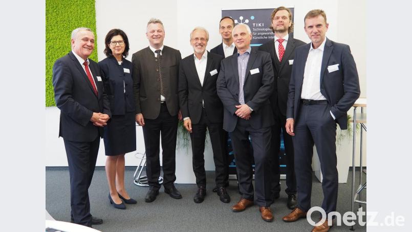 Geschäftsleitung der Samhammer AG und des Technologischen Instituts für künstliche Intelligenz feiern Geburtstag mit Norbert Samhammer (Vierter von links), Staatsekretär Roland Weigert (Dritter von links) und Oberbürgermeister Kurt Seggewiß (Erster von links). Bild: Bühner