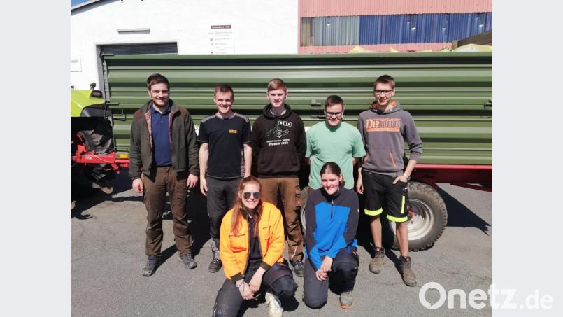 Opferten einen freien Samstag zum Kleidersammeln für bedürftige Menschen: Fabian Dötsch, Michael Wolf, Lukas Kutzer, Alexander Wolf, Johannes Neukam, Silvia Neukam, Renate Neukam und (nicht auf dem Bild) Sebastian Schwemmer. Bild: bjp