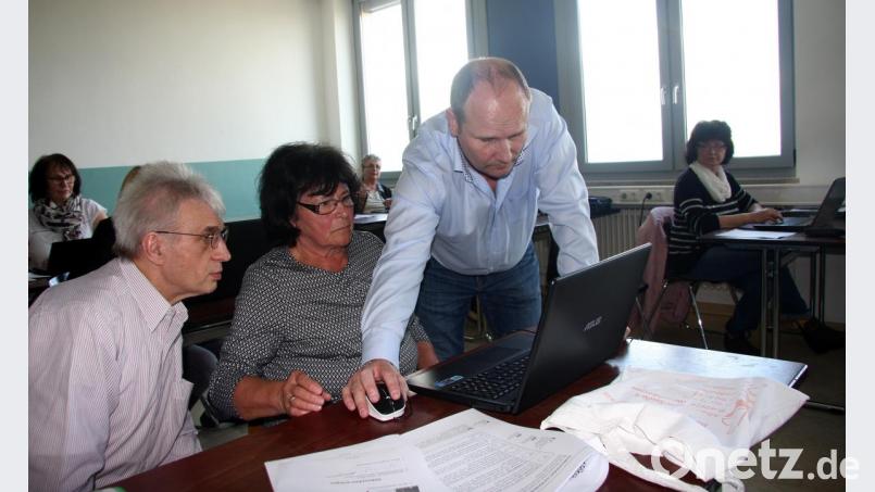 Aller Anfang ist schwer. Wie man die Computer-Maus richtig bewegt, erklärten Jürgen Braun (rechts) und Seniorenbeauftragter Edwin Ulrich (links). Bild: wro