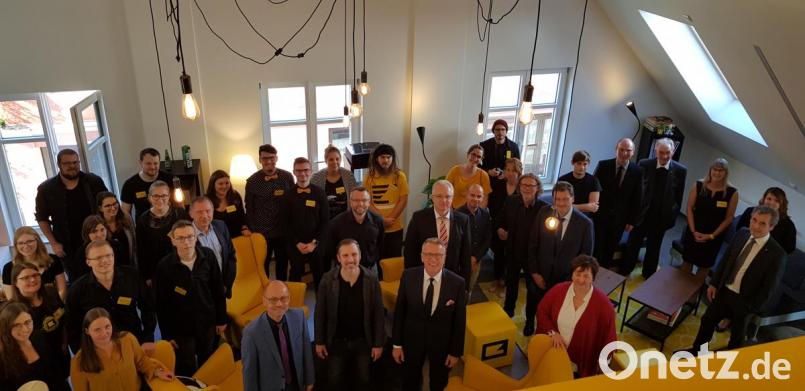 Das Team der Marketingagentur „C3“ mit Gründer Christian Reisnecker (vorne, Zweiter von links) zeigte den Gästen bei der Einweihung den neuen Anbau. Besonders die großen Fenster und die offenen Räume gefielen. Bild: jss