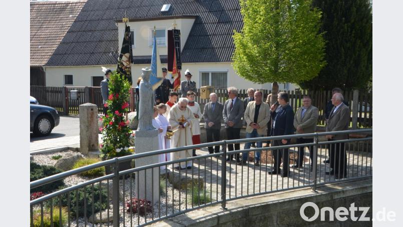 Kaimling erlebte mit der Segnung der Nepomuk-Statue und der Umfeldgestaltung an der Dorfkirche einen wunderschönen Tag, der nicht malerischer hätte sein können, denn auch Petrus schickte Sonnenstrahlen und einen blauen Himmel. Bild: dob