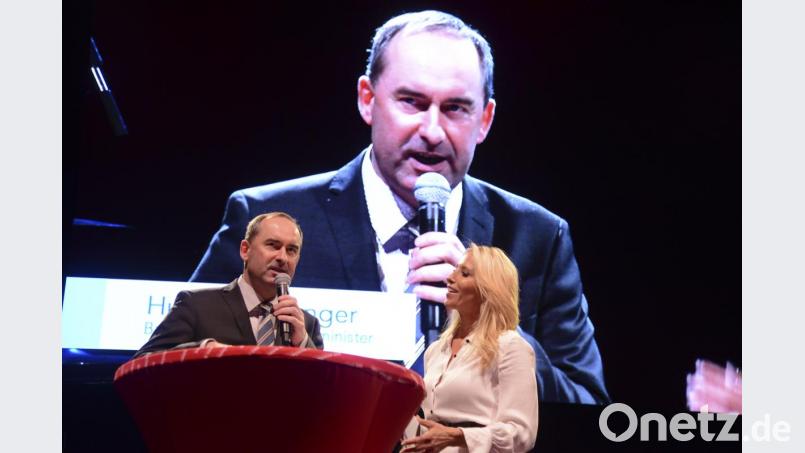 Moderatorin Katja Wunderlich (rechts) im Gespräch mit Staatsminister Hubert Aiwanger. Bild: Fotostudio Kraus