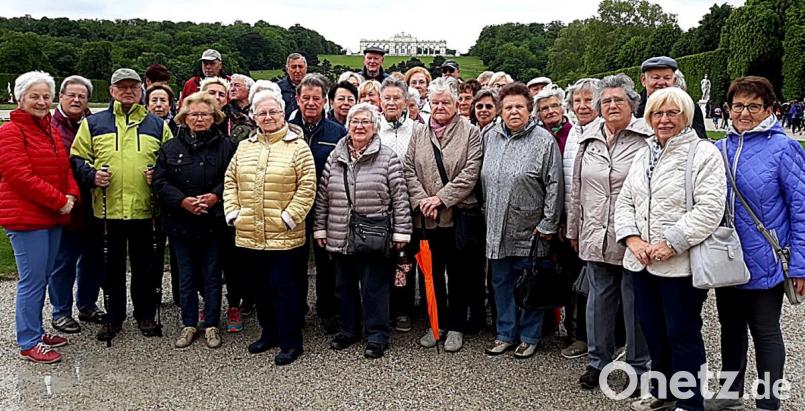 Die AWO-Gruppe verbringt tolle Tage in Österreich und besichtigt unter anderem den Park des Schlosses &quot;Schönbrunn“. Bild: R. Kreuzer