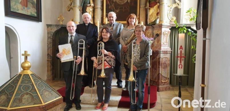 Das Wort Gottes mit der Posaune verkündet: Von links Chorleiter Markus Sparrer, Ulrike Kummer, Helga Hiltl. Dahinter Pfarrer Martin Valeske, Ernst Lehner, Bettina Lindner. Bild: bk