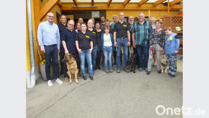 Das Team um „Kreuzwirt“ Michael Wilholm spendete den Erlös vom „Radler-Sonntag“ an drei Vereine. Bürgermeister Maximilian Beer (links) bedankte sich für die Unterstützung. Bild: mad