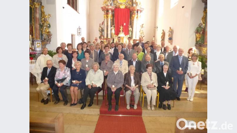 Franziska Koppmann und Edith Witt (vorne, Dritte und Vierte von rechts) begingen das seltene 85- beziehungsweise 80-jährige Kommunionjubiläum. Bild: bk