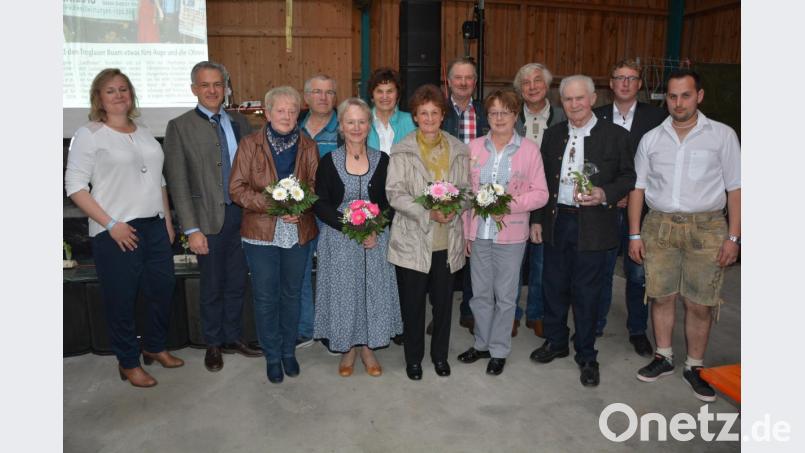 Diese Gründungsmitglieder ehrte der Ring junger Landwirte beim Ehrenabend am Samstag in der Festhalle der Familie Eckert. Den Jubilaren gratulierten (von links) Vorsitzende Felicitas Gleißner und Bürgermeister Roland Grillmeier, sowie Vorsitzender Andreas Häring (rechts). Bild: jr