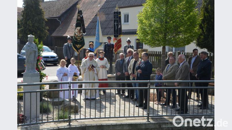 Kaimling erlebte mit der Segnung der Nepomuk-Statue und der Umfeldgestaltung an der Dorfkirche einen wunderschönen Tag, der nicht malerischer hätte sein können, denn auch Petrus schickte Sonnenstrahlen und einen blauen Himmel. Bild: dob