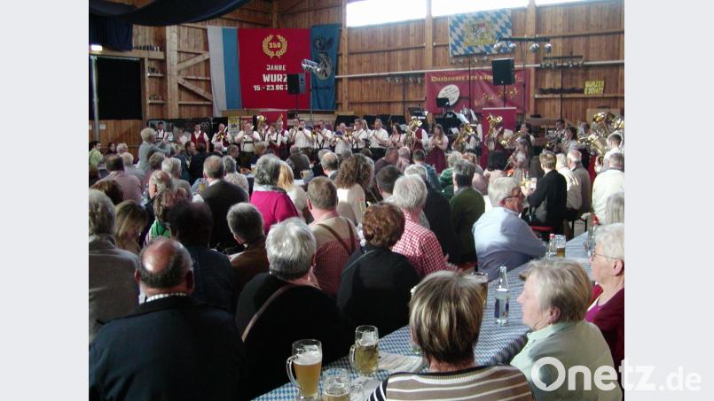 Die &quot;Neuhauser Boum&quot; und die &quot;Thanhauser Blasmusik&quot; begeistern das Publikum beim Böhmischen Abend. Bild: tok