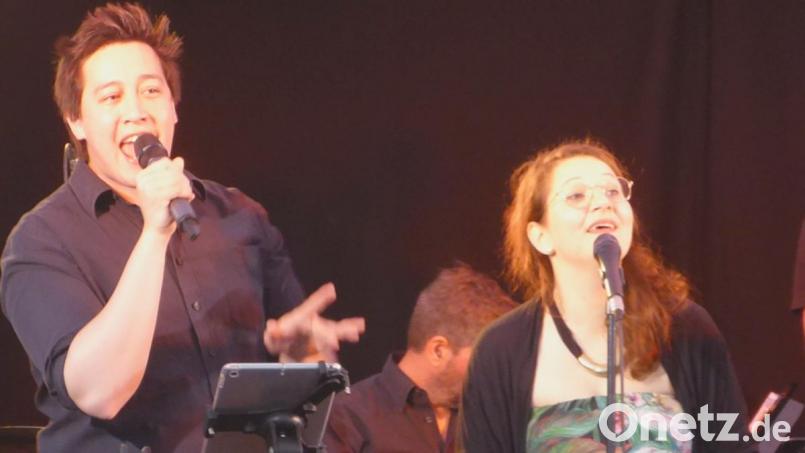 Björn Bussler und Annika Fischer sorgen für den Gesang der Big-Band. Bild: fsb
