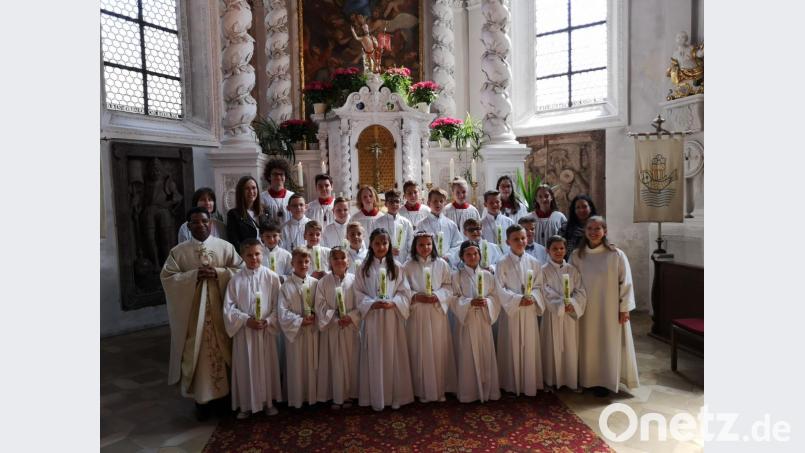 18 Kinder aus der Pfarrei feierten Erstkommunion. Unser Bild zeigt sie zusammen mit Pfarrer P. Georg Parampilthadathil (links), den Gemeindereferentinnen Reinhilde Bodensteiner (Zweite von links) und Antonia Preßl (rechts), den Klassenlehrerinnen Yvonne Meier (Zweite von rechts) und Lena Seitz (Dritte von links) sowie dem liturgischen Dienst (hintere Reihe). Bild: hir