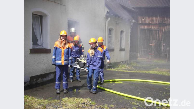 Aufatmen bei den Helfern. Die vermisste Person wurde im brennenden Anwesen gefunden und konnte gerettet werden. Bild: dob
