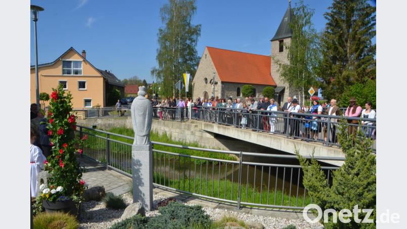 Kaimling erlebte mit der Segnung der Nepomuk-Statue und der Umfeldgestaltung an der Dorfkirche einen wunderschönen Tag, der nicht malerischer hätte sein können, denn auch Petrus schickte Sonnenstrahlen und einen blauen Himmel. Bild: dob