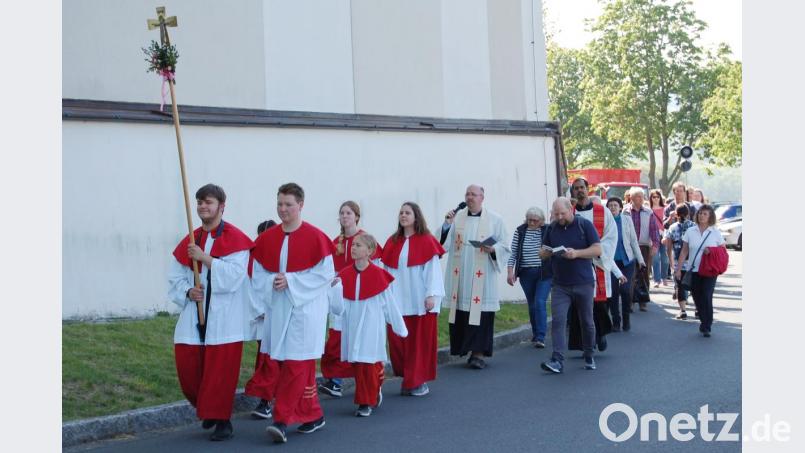 Gläubigen aus der Pfarrei St. Konrad in Weiden pilgerten über Feld und Flur zur Felixkirche. Bild: sm