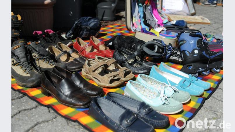 Getragen, aber noch gut in Schuss: Auch Schuhe aus zweiter Hand gehörten zum Sortiment. "Was da alles nicht auf dem Wertstoffhof gelandet ist...", sinniert Flohmarkt-Organisator Alois Lehmeier. Bild: gf