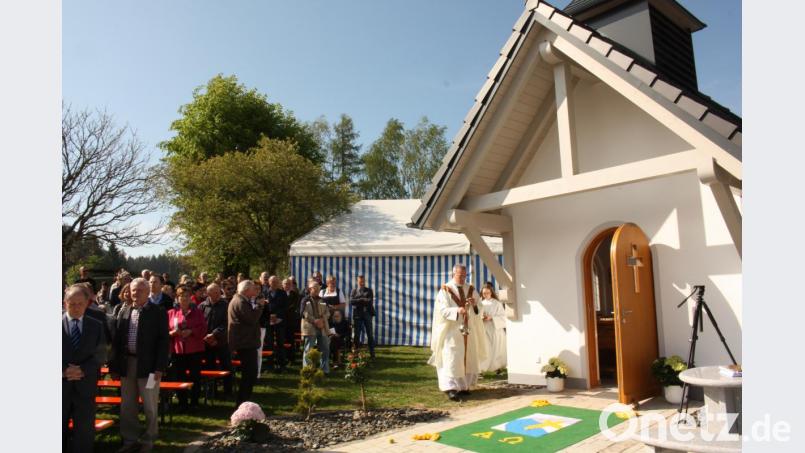 Abt Wolfgang Hagl weiht die von Familie Nickl errichtete Marienkapelle. Bild: zer