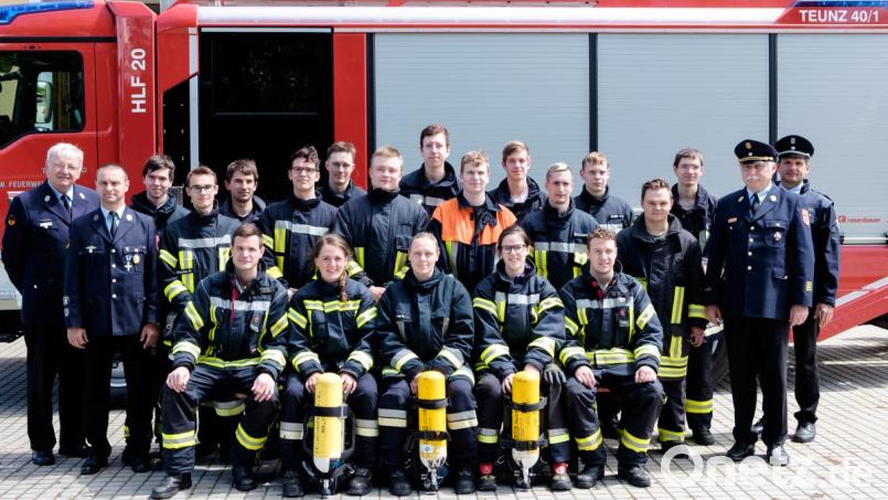 Alle Teilnehmer haben den Lehrgang bestanden und im Unterrichtsraum der Feuerwehr Teunz ihre Urkunde erhalten. Das Bild zeigt sie zusammen mit den Ausbildern Kreisbrandmeister Josef Lingl aus Schwarzenfeld, und Jürgen Ziereis aus Pertolzhofen (von links) sowie Kommandant Andreas Brandstätter und Kreisbrandrat Robert Heinfling (von rechts). Bild: tkr