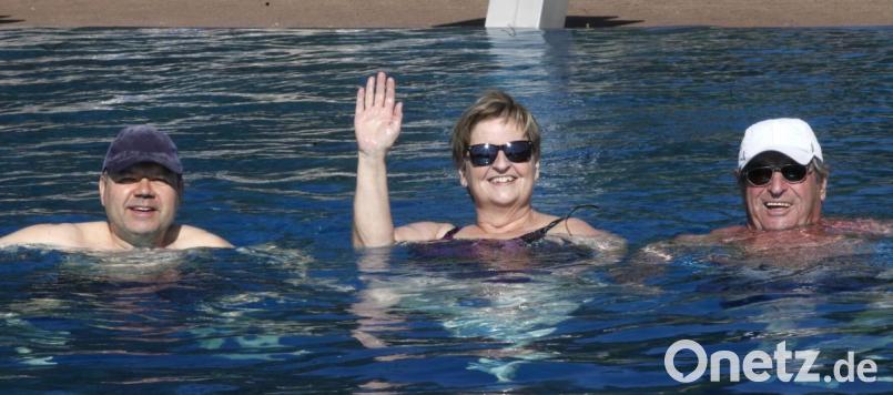 Pünktlich zur Eröffnung stiegen die ersten Badegäste ins Schwimmbecken des Wackersdorfer Panoramabades. Bild: Hirsch