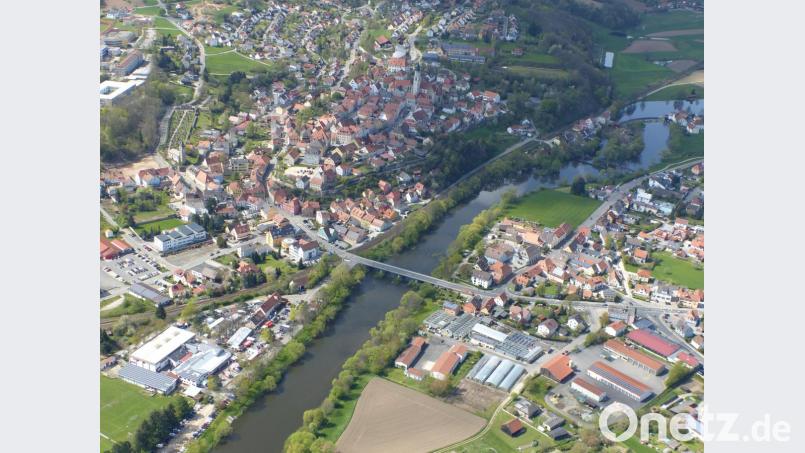 Das Genehmigungsverfahren für eine Innerortsumgehung zur Beseitigung des schienengleichen Bahnübergangs, die auch den Bau einer neuen Naabbrücke vorsieht, wird auch in diesem Jahr noch nicht abgeschlossen. Die Realisierung des Projekts bleibt in der Warteschleife. Bild: Völkl