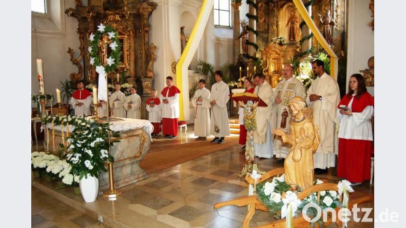 Guadian Stanislaus und Pfarrvikar Pater Mejo Jose feiern mit dem Hauptzelebranten, Stadtdekan Johannes Lukas, den Festgottesdienst. Bild: sm