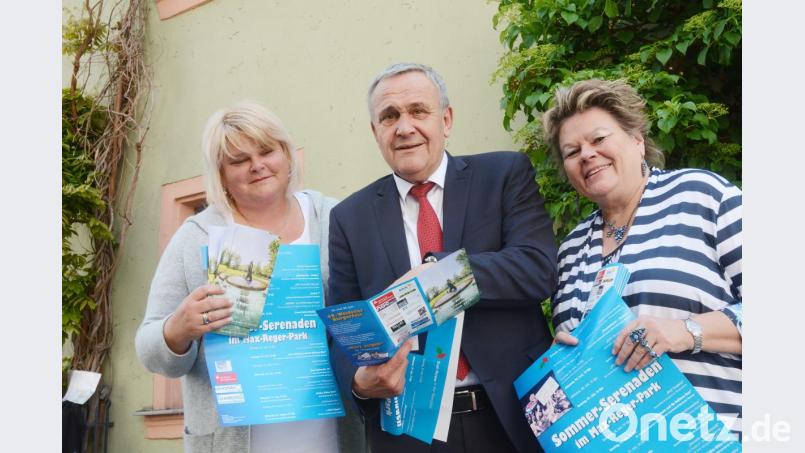 Sommerserenaden Pressekonferenz mit (von links) Organisatorin Gertrud Wittmann, Oberbürgermeister Kurt Seggewiß und Kulturamtsleiterin Petra Vorsatz. Bild: Gabi Schönberger