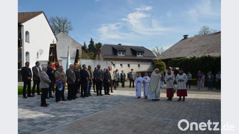 Kaimling erlebte mit der Segnung der Nepomuk-Statue und der Umfeldgestaltung an der Dorfkirche einen wunderschönen Tag, der nicht malerischer hätte sein können, denn auch Petrus schickte Sonnenstrahlen und einen blauen Himmel. Bild: dob