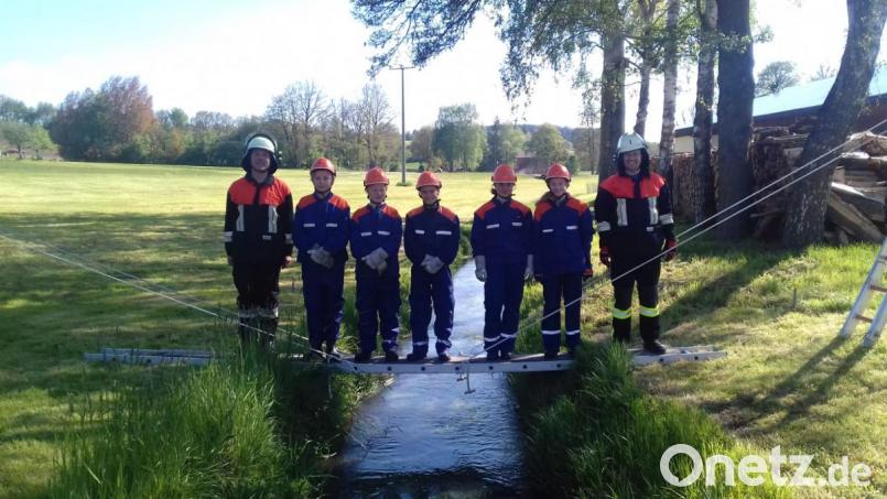 Per Steckleiter über den Leraubach. Bild: dob