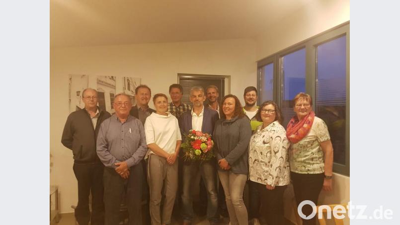 Der Vorstand des SPD-Ortsvereins Poppenricht-Traßlberg mit Bürgermeister und Vorsitzendem Roger Hoffmann (Mitte). Zur Wahl gratulierte Bezirksrat Richard Gaßner (Dritter von links). Bild: wos