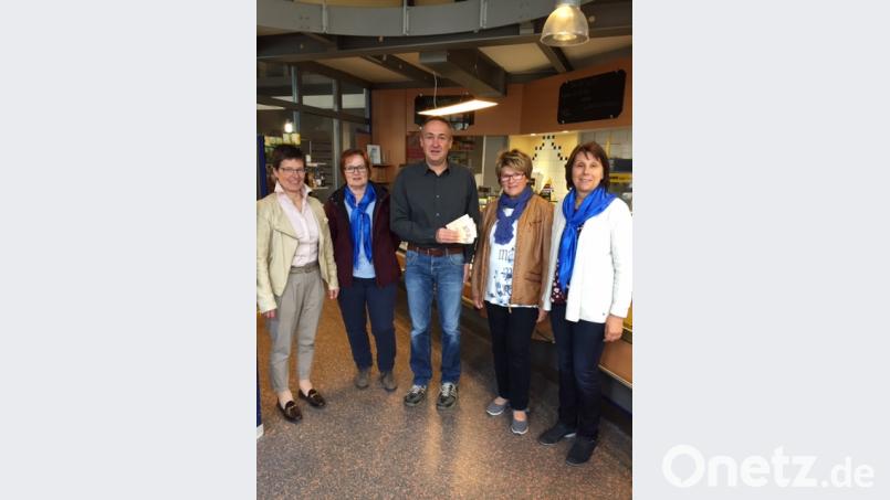 Bei der Spendenübergabe (von rechts): Ulrike Gudat, Marianne Schmien, Bäckermeister Georg Grosser, Lisa Randler und Elisabeth Harlander. Bild: Ulrike Gudat