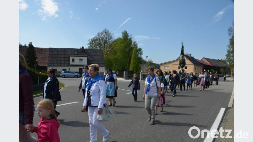 Nach den Segnungsfeierlichkeiten reihten sich die Vereins- und Fahnenabordnungen wieder hinter der Blaskapelle Roggenstein ein und zogen zum alten Schulhaus. Bild: dob