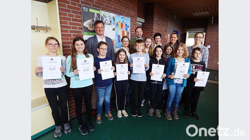 Die Jungforscher, ihre Lehrkräfte und Schulleiter Christian Schwab freuten sich über das Prädikat. Bild: exb