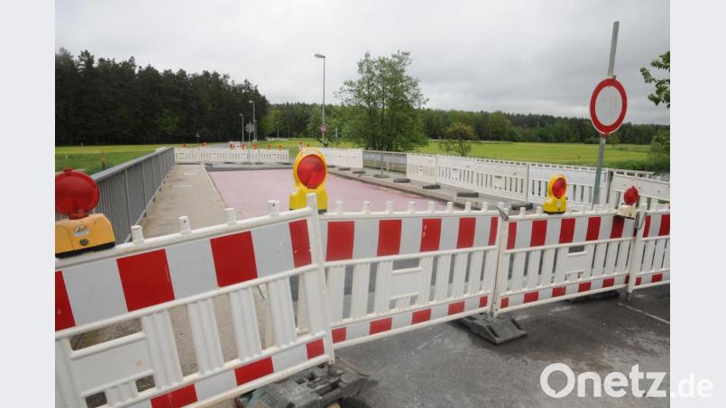 Anfang Juni wird die Brücke samt höherem Geländer in der Industriestraße fertig sein, dann ist der direkte Weg nach Hahnbach wieder frei. Bild: ge