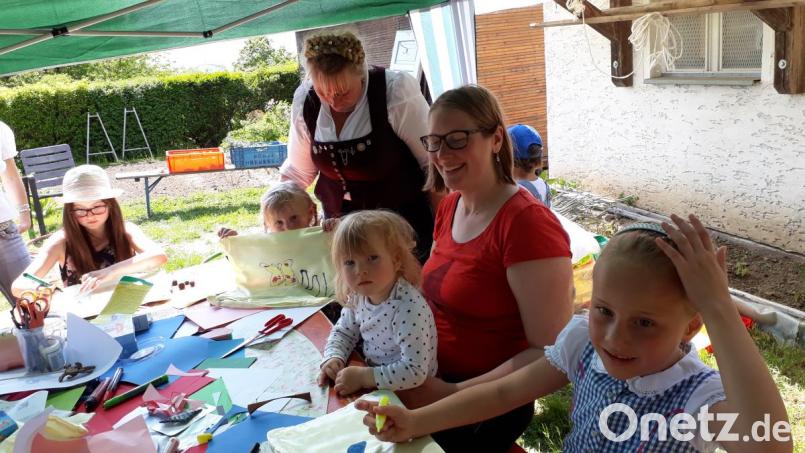 Dicht umlagert ist die Bastelecke im Felixgarten. Bild: kwl