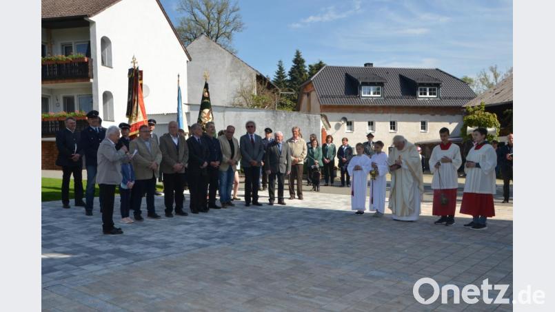 Kaimling erlebte mit der Segnung der Nepomuk-Statue und der Umfeldgestaltung an der Dorfkirche einen wunderschönen Tag, der nicht malerischer hätte sein können, denn auch Petrus schickte Sonnenstrahlen und einen blauen Himmel. Bild: dob