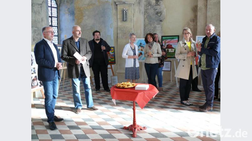Ausstellungsleiter Johannes Janner (2. von Links) und Bürgermeister Albert Nickl (links) freuten sich über das rege Interesse an der Ausstellungseröffnung mit den Thema &quot;Speinshart&quot;. Bild: abu