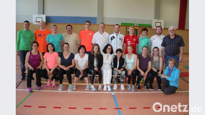 22 neue Übungleiter C-Breitensport wurden in Erbendorf ausgebildet. Unser Bild zegit die &quot;Neuen&quot; mit BLSV-Bezirksreferent Ralf Bernowsky (rechts) und BLSV-Kreisvorsitzendem Andreas Malzer (links). Bild: kro