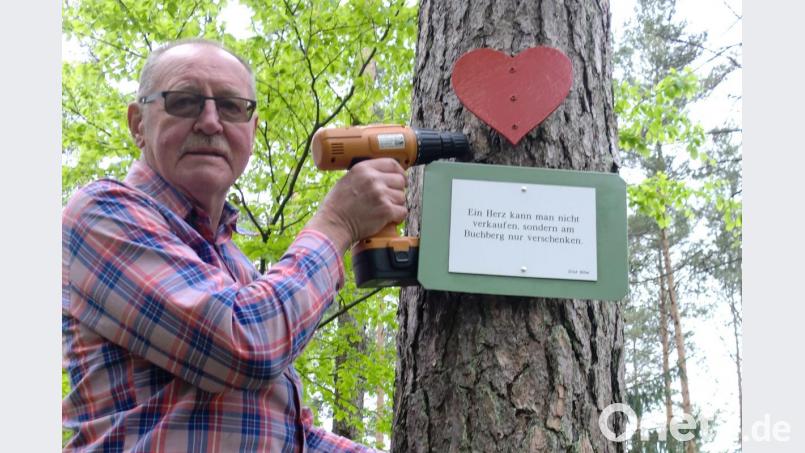 Das Herz am Sprüchlweg auf dem Buchberg ist verschwunden, vermutlich gestohlen. Hans Grieger hat jetzt Ersatz angeschraubt. Bild: sh