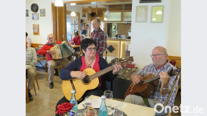 Werner Heider mit seiner Steirischen Harmonika (links), Bruno Primann, Teufelsgeige und die beiden Gitarristen Herbert Diesner und Inge Dötsch (von rechts) brauchten keine Noten für ihre Vortragsstücke. Bild: jzk