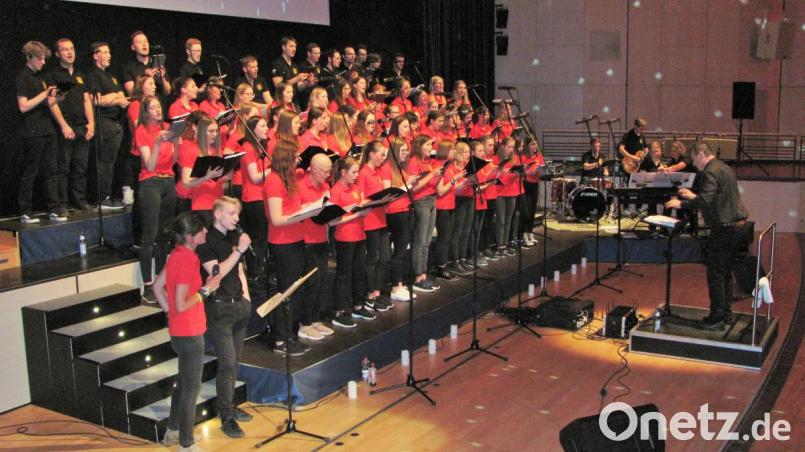 Bei &quot;Somebody to love&quot; mit den Solisten Tine Steinhauser (vorne, links) und Maximilian Janner (vorne, rechts) reißt es die Zuhörer von den Sitzen. Auch Chor und Band sorgen für ein beeindruckendes Klangerlebnis. Bild: sei