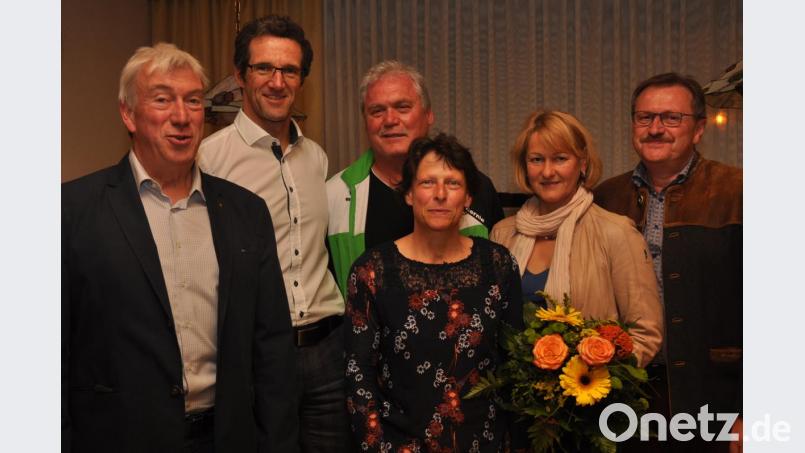 Verdienten Kräften wurden bei der Jahreshauptversammlung für ihr jahrelanges Engagement im Turnverein gedankt. Sportarten verbinden. Dem Verein bleiben sie treu. Vorsitzender Klaus Nigg (rechts) hob die besonderen Verdienste von Bernhard Grosser (Dritter von links), Angela Rucker (Dritte von rechts) und Anna Dierl (Zweite von rechts) gesondert heraus. Bild: dob