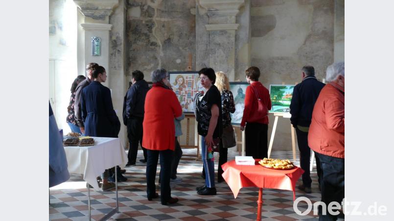 Zahlreiche Besucher kamen am Samstag in die Wieskapelle, um die neuesten Kunstwerke der Künstlergruppe Kunstgewinn zu bestaunen. Bild: abu