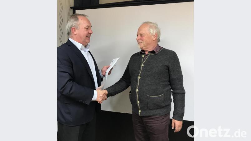 Der SPD-Mann Karl-Heinz Buchberger (rechts) gehört seit 25 Jahren dem Gemeinderat an, Bürgermeister Gerhard Scharl würdigte das in der jüngsten Sitzung. Bild: eig