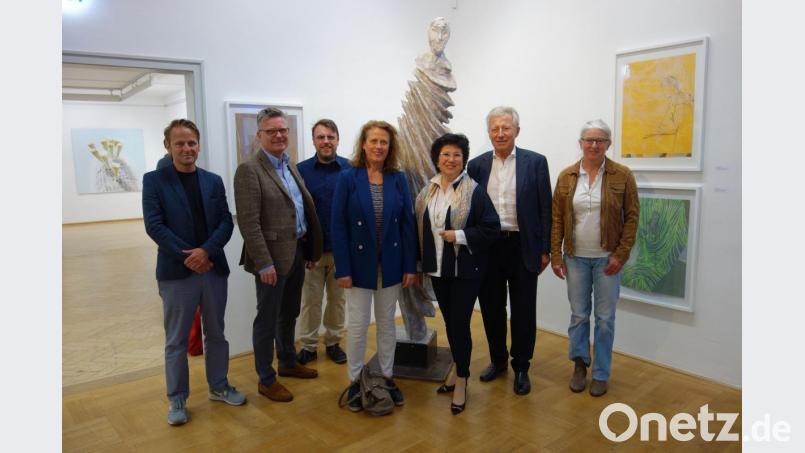 Künstler aus der Sammlung der Plattform „The View“ auf der Schweizer Seite des Bodensees sind derzeit zu Gast im Kunst- und Gewerbeverein Regensburg. Einige davon waren bei der Eröffnung persönlich anwesend: von links Marc Peschke, Eckhard Besuden, Initiator Stefan Bircheneder, Sabine Becker, „The-View“-Kuratorin Antoinette d&#039;Airoldi, Dierk Maass und Waltraud Späth. Bild: Susanne Wolke