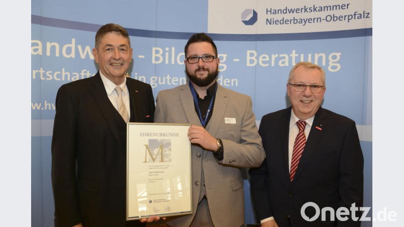 Tim Trottman (Mitte) mit Handwerkskammer-Geschäftsführer Jürgen Kilger (rechts) und Präsident Georg Haber (links). Bild: Fotostudio Kraus