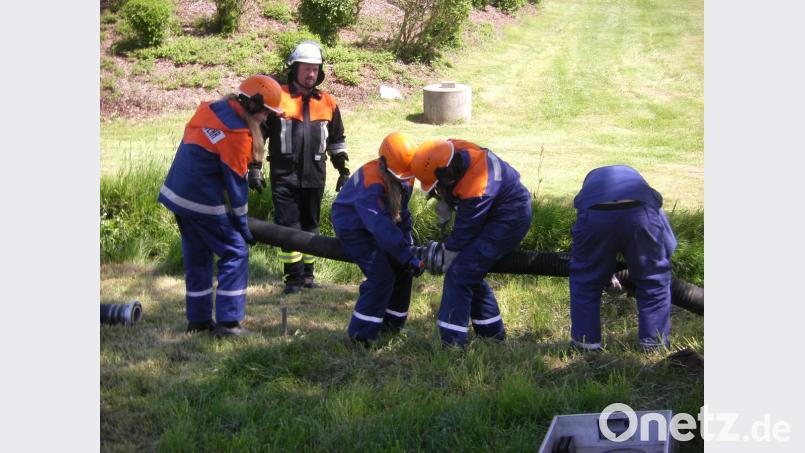 Saugschläuche kuppeln gehört mittlerweile zu den leichtesten Übungen der Oberlinder Nachwuchskräfte. Bild: dob