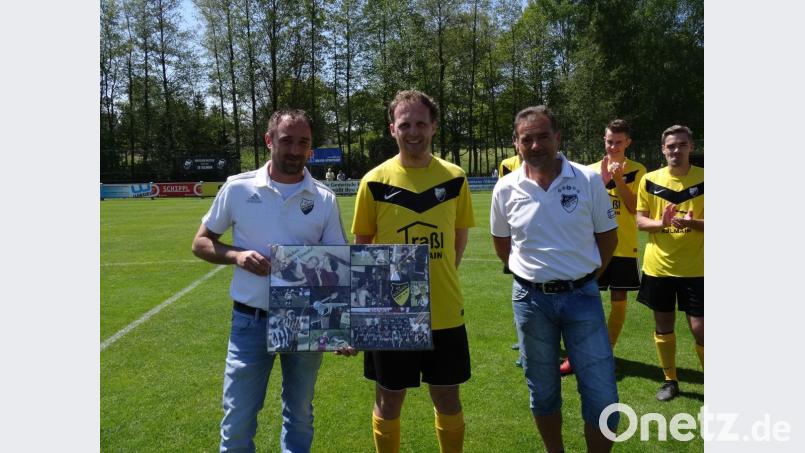 Wolfgang Groß (links) und Thomas Schmidt (rechts) verabschieden Manuel Griener. Bild: ak
