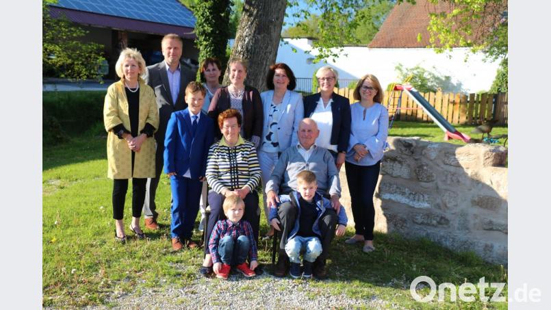 Maria und Josef Wagner feierten im Kreise ihrer Familie das Fest der Diamantenen Hochzeit! Mit im Bild sind ihre sieben Kinder – von links Maria, Michael, Katharina, Laura, Elisabeth, Christine und Sabine. Sowie Enkel Tim und die beiden Urenkel Loan und Luca. Bild: rpp